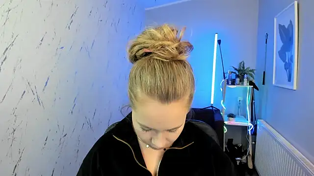 holly xglam online show from October 1, 2025, 5:06 pm