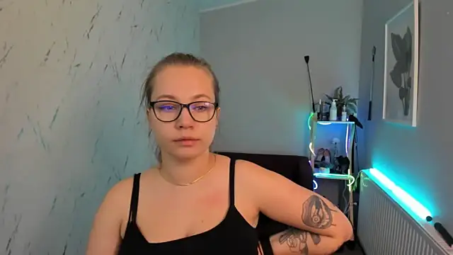 holly xglam online show from September 24, 2025, 5:08 pm