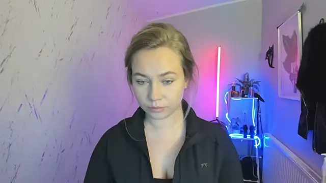 holly xglam online show from November 4, 2025, 7:17 pm