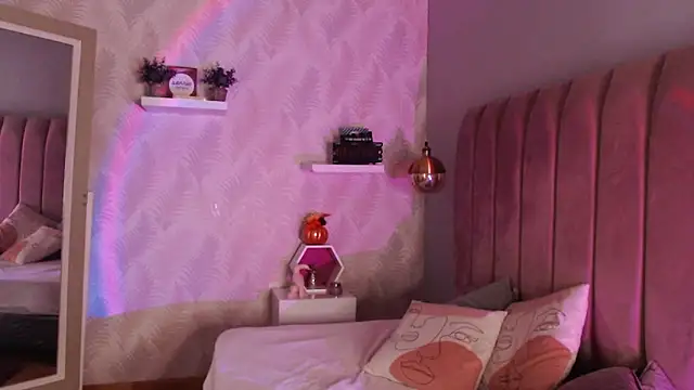 Snapshot of LeenaBrown chatting on October 3, 2025, 12:39 pm LeenaBrown online show from October 3, 2025, 12:39 pm