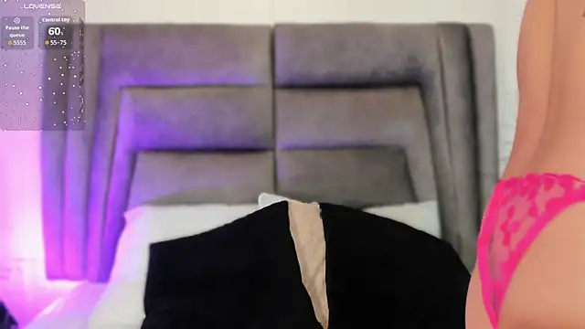 sophiee smith online show from November 18, 2025, 11:02 am