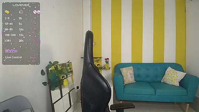 Snapshot of Cristal_War chatting on October 14, 2025, 11:14 pm Cristal War online show from October 14, 2025, 11:14 pm