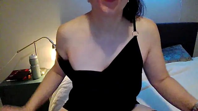 Snapshot of Ella_Next_Door chatting on March 18, 2025, 9:10 pm Ella Next Door online show from March 18, 2025, 9:10 pm