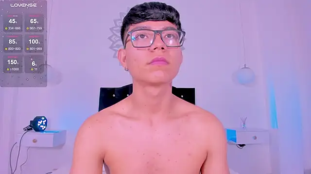 Snapshot of CodyTwink chatting on October 1, 2025, 1:37 pm CodyTwink online show from October 1, 2025, 1:37 pm