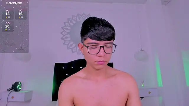 Snapshot of CodyTwink chatting on October 5, 2025, 9:33 am CodyTwink online show from October 5, 2025, 9:33 am