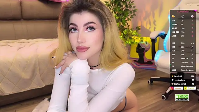 ellie miu online show from December 17, 2024, 3:49 pm