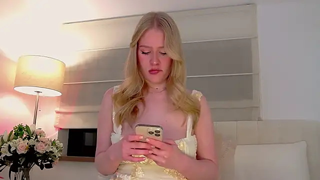 JuliaJaee online show from October 17, 2025, 5:48 pm