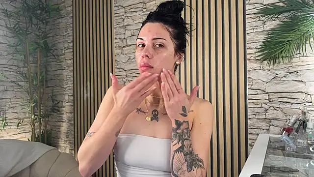 Snapshot of NattyFierros chatting on December 16, 2025, 6:01 pm NattyFierros online show from December 16, 2025, 6:01 pm