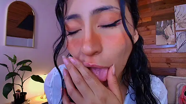 Snapshot of amber_curly chatting on July 17, 2026, 9:23 pm amber curly online show from July 17, 2026, 9:23 pm