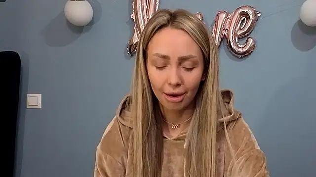 Snapshot of AnnaMaee chatting on February 25, 2025, 10:20 pm AnnaMaee online show from February 25, 2025, 10:20 pm