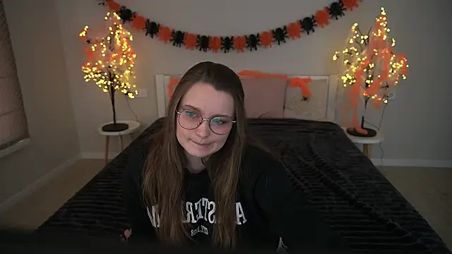 Snapshot of MagicPeachh_ chatting on October 20, 2025, 12:27 pm MagicPeachh online show from October 20, 2025, 12:27 pm