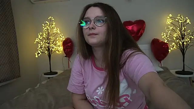 MagicPeachh  online show from February 28, 2025, 1:14 pm