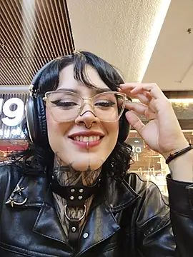 taaylor33 online show from May 15, 2026, 11:14 pm