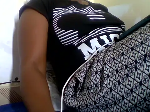 Snapshot of Hot-zeenah chatting on October 13, 2025, 7:32 am Hot-zeenah online show from October 13, 2025, 7:32 am