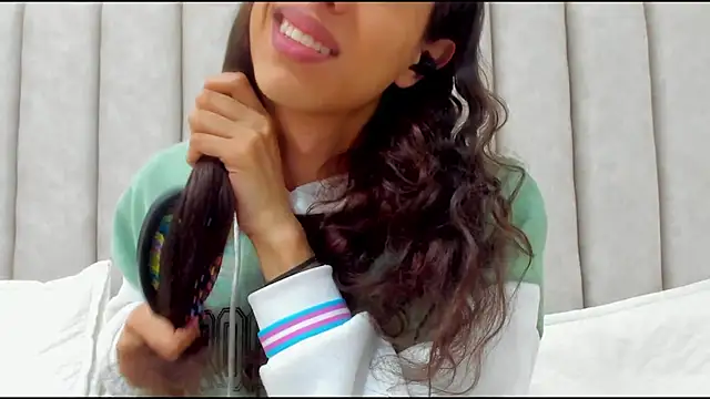 FreyaMoller online show from December 18, 2025, 1:59 pm