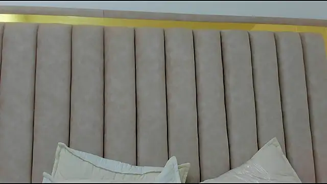 FreyaMoller online show from December 1, 2025, 1:23 pm