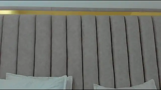 FreyaMoller online show from December 4, 2025, 1:21 pm