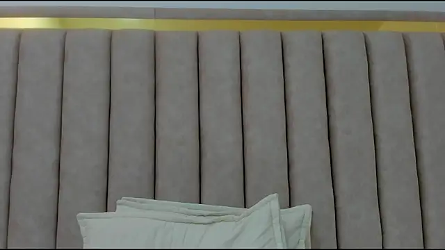 FreyaMoller online show from December 17, 2025, 2:22 pm