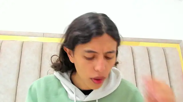 FreyaMoller online show from April 1, 2026, 7:22 pm