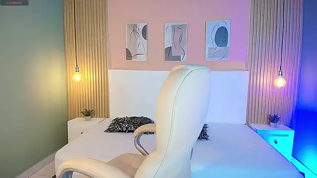 EmilyWalker11 online show from March 18, 2025, 4:07 am