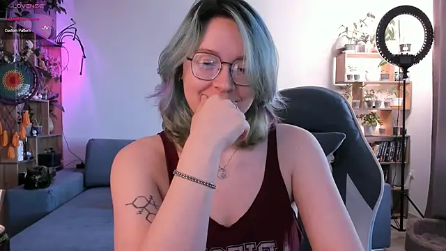 alisahug online show from October 13, 2025, 9:55 am