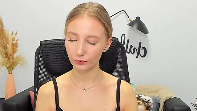LolaWilsons online show from March 13, 2025, 12:24 pm