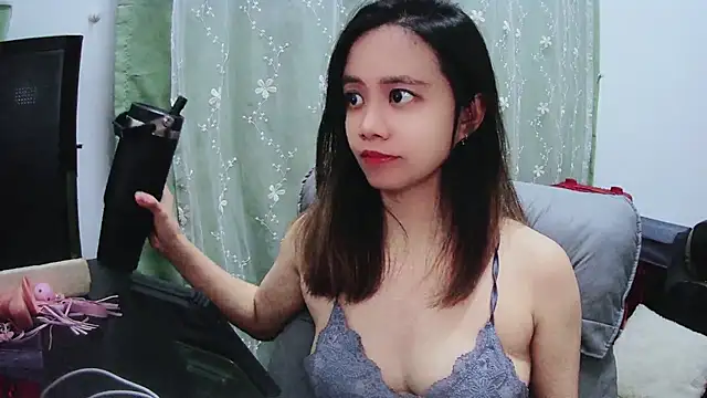 Snapshot of Candy_bee520 chatting on December 27, 2024, 2:43 pm Candy bee520 online show from December 27, 2024, 2:43 pm