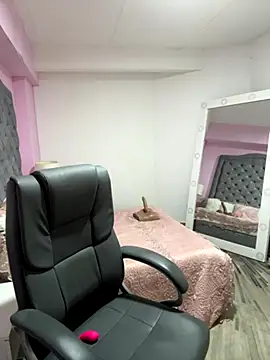 Snapshot of AshleyFerrer chatting on October 29, 2025, 3:44 pm AshleyFerrer online show from October 29, 2025, 3:44 pm