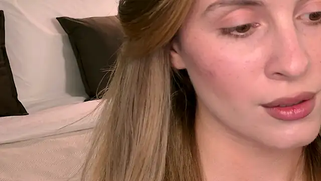 RozzitaBedberry online show from March 12, 2026, 3:27 pm