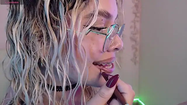 Haelycute online show from April 11, 2026, 12:29 am