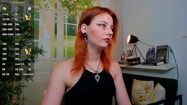 pretty little thing online show from September 25, 2025, 2:01 pm