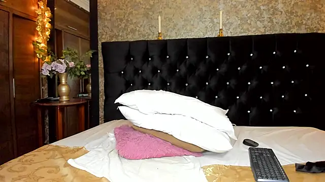 emma xuee online show from March 12, 2025, 1:36 am