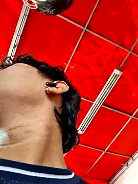 Snapshot of _Ottis_ chatting on October 15, 2025, 7:44 pm Ottis online show from October 15, 2025, 7:44 pm