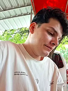 Snapshot of _Ottis_ chatting on October 12, 2025, 3:57 pm Ottis online show from October 12, 2025, 3:57 pm