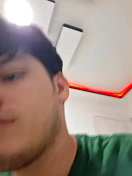 Snapshot of _Ottis_ chatting on October 22, 2025, 11:03 pm Ottis online show from October 22, 2025, 11:03 pm