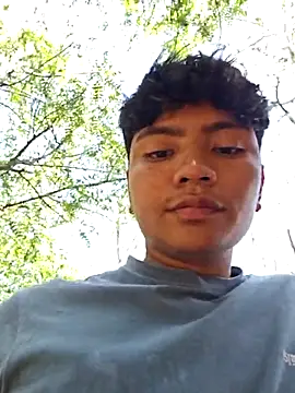 Snapshot of _Ottis_ chatting on October 4, 2025, 7:04 pm Ottis online show from October 4, 2025, 7:04 pm