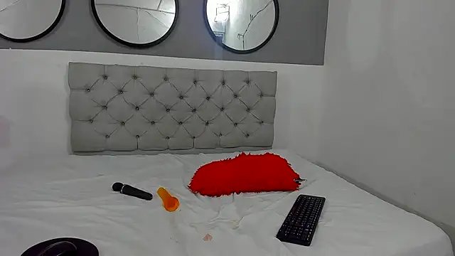 Sophie and andress online show from October 3, 2025, 10:33 pm