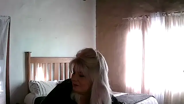 Miahotmilf online show from October 12, 2025, 3:13 pm