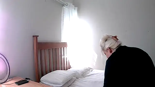 Miahotmilf online show from February 23, 2025, 1:42 pm