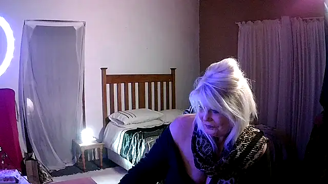 Miahotmilf online show from January 12, 2026, 8:04 pm