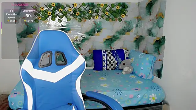 Snapshot of Emma-mae chatting on March 4, 2026, 1:19 pm Emma-mae online show from March 4, 2026, 1:19 pm