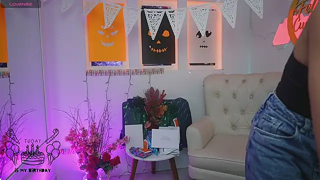 Snapshot of KayraOwen chatting on October 8, 2025, 11:34 am KayraOwen online show from October 8, 2025, 11:34 am