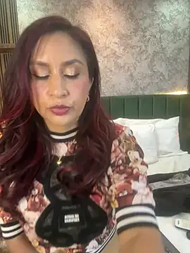 Snapshot of MonicaMoret chatting on July 1, 2026, 12:27 pm MonicaMoret online show from July 1, 2026, 12:27 pm