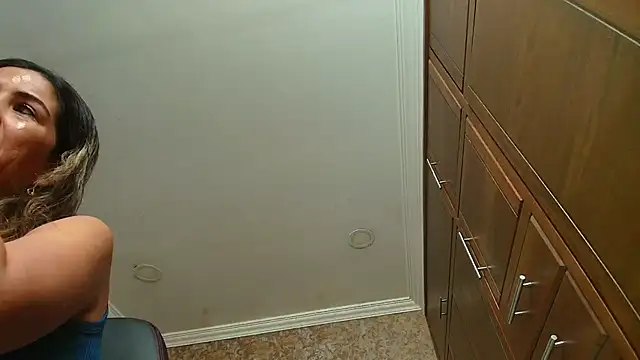 stella xue online show from September 23, 2025, 8:05 pm