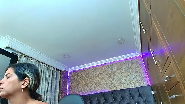 stella xue online show from October 6, 2025, 8:42 pm