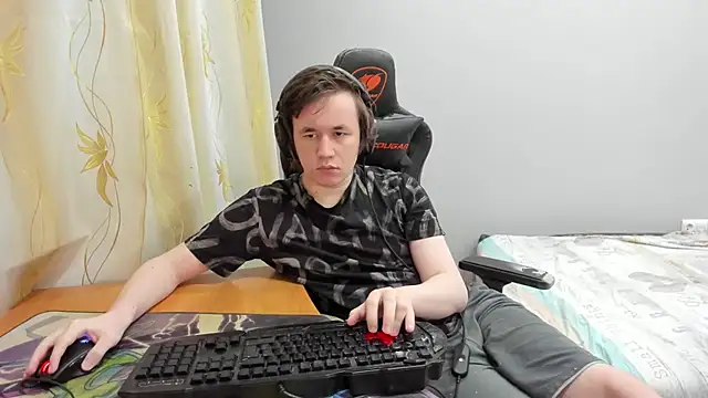 iliaskrislove online show from April 15, 2026, 9:37 pm