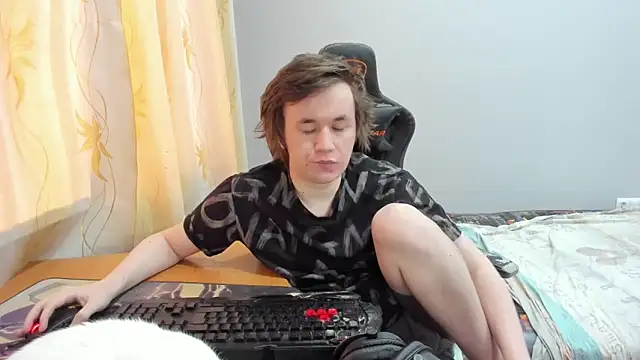 iliaskrislove online show from April 14, 2026, 2:33 pm