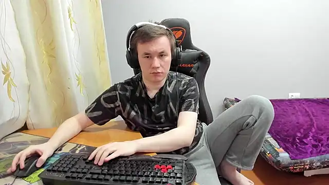 iliaskrislove online show from December 22, 2025, 10:43 pm