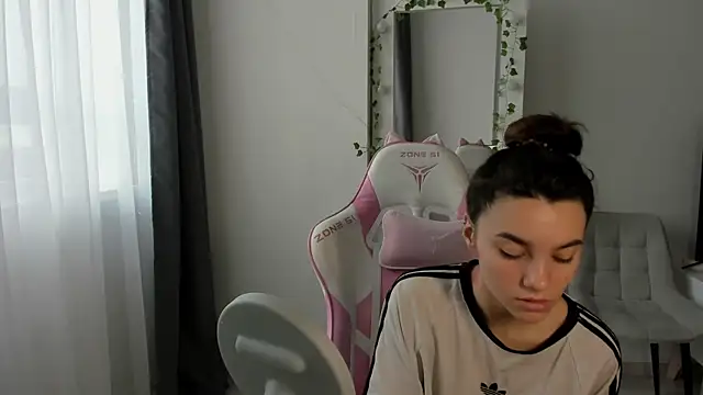 Snapshot of MashkaRay chatting on December 2, 2025, 9:11 am MashkaRay online show from December 2, 2025, 9:11 am