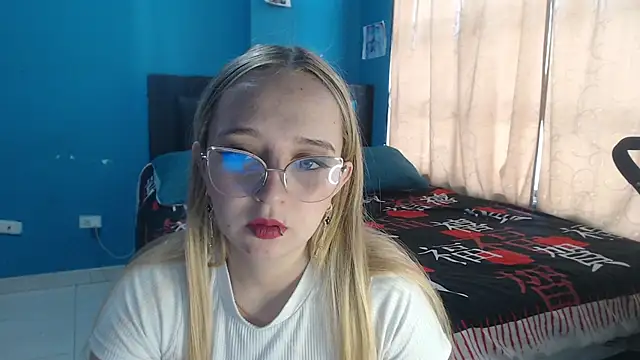 Liaroberts1 online show from October 6, 2025, 11:55 am